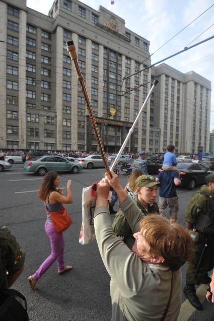 Несанкионированная акция в поддержку блогера, основателя антикоррупционного проекта `РосПил` Алексея Навального, обвиняемого в растрате имущества `Кировлеса` и приговоренного Ленинским судом г.Кирова к пяти годам лишения свободы. Митинг прошел на Манежной площади.