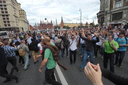 Несанкионированная акция в поддержку блогера, основателя антикоррупционного проекта `РосПил` Алексея Навального, обвиняемого в растрате имущества `Кировлеса` и приговоренного Ленинским судом г.Кирова к пяти годам лишения свободы. Митинг прошел на Манежной площади. На снимке: активисты перекрыли движения на Тверской улице.