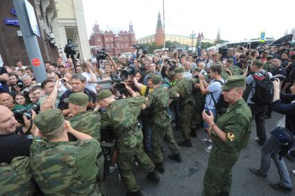 Несанкионированная акция в поддержку блогера, основателя антикоррупционного проекта `РосПил` Алексея Навального, обвиняемого в растрате имущества `Кировлеса` и приговоренного Ленинским судом г.Кирова к пяти годам лишения свободы. Митинг прошел на Манежной площади. На снимке: полицейское оцепление.