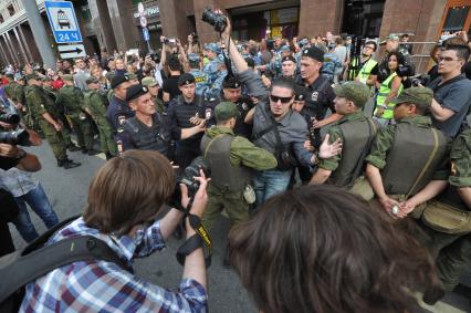 Несанкионированная акция в поддержку блогера, основателя антикоррупционного проекта `РосПил` Алексея Навального, обвиняемого в растрате имущества `Кировлеса` и приговоренного Ленинским судом г.Кирова к пяти годам лишения свободы. Митинг прошел на Манежной площади. На снимке: полицейское оцепление.