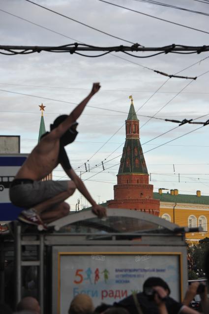 Несанкионированная акция в поддержку блогера, основателя антикоррупционного проекта `РосПил` Алексея Навального, обвиняемого в растрате имущества `Кировлеса` и приговоренного Ленинским судом г.Кирова к пяти годам лишения свободы. Митинг прошел на Манежной площади.