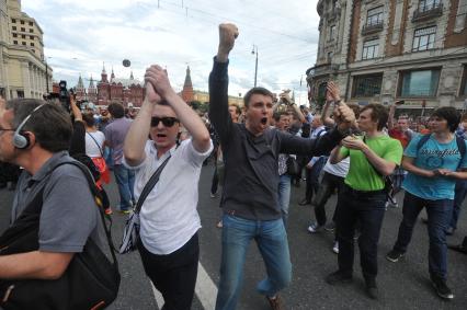 Несанкионированная акция в поддержку блогера, основателя антикоррупционного проекта `РосПил` Алексея Навального, обвиняемого в растрате имущества `Кировлеса` и приговоренного Ленинским судом г.Кирова к пяти годам лишения свободы. Митинг прошел на Манежной площади. На снимке: активисты перекрыли движения на Тверской улице.