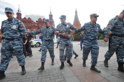 Несанкионированная акция в поддержку блогера, основателя антикоррупционного проекта `РосПил` Алексея Навального, обвиняемого в растрате имущества `Кировлеса` и приговоренного Ленинским судом г.Кирова к пяти годам лишения свободы. Митинг прошел на Манежной площади. На снимке: полицейское оцепление.