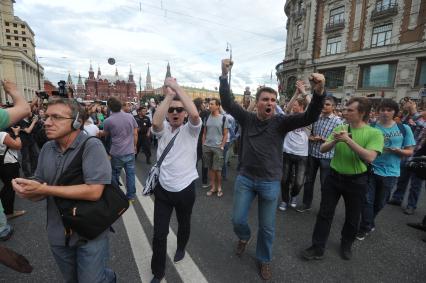 Несанкионированная акция в поддержку блогера, основателя антикоррупционного проекта `РосПил` Алексея Навального, обвиняемого в растрате имущества `Кировлеса` и приговоренного Ленинским судом г.Кирова к пяти годам лишения свободы. Митинг прошел на Манежной площади. На снимке: активисты перекрыли движения на Тверской улице.