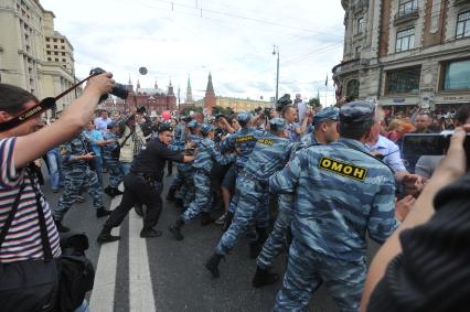 Несанкионированная акция в поддержку блогера, основателя антикоррупционного проекта `РосПил` Алексея Навального, обвиняемого в растрате имущества `Кировлеса` и приговоренного Ленинским судом г.Кирова к пяти годам лишения свободы. Митинг прошел на Манежной площади. На снимке: активисты перекрыли движения на Тверской улице.