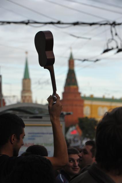 Несанкионированная акция в поддержку блогера, основателя антикоррупционного проекта `РосПил` Алексея Навального, обвиняемого в растрате имущества `Кировлеса` и приговоренного Ленинским судом г.Кирова к пяти годам лишения свободы. Митинг прошел на Манежной площади.