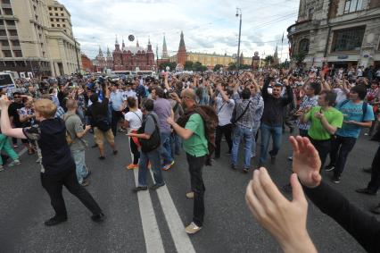 Несанкионированная акция в поддержку блогера, основателя антикоррупционного проекта `РосПил` Алексея Навального, обвиняемого в растрате имущества `Кировлеса` и приговоренного Ленинским судом г.Кирова к пяти годам лишения свободы. Митинг прошел на Манежной площади. На снимке: активисты перекрыли движения на Тверской улице.