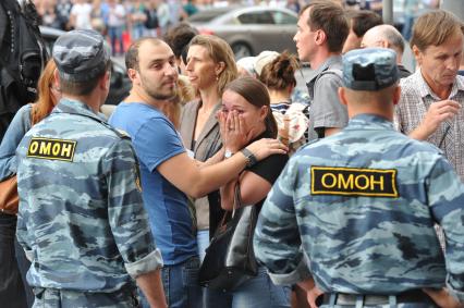 Несанкионированная акция в поддержку блогера, основателя антикоррупционного проекта `РосПил` Алексея Навального, обвиняемого в растрате имущества `Кировлеса` и приговоренного Ленинским судом г.Кирова к пяти годам лишения свободы. Митинг прошел на Манежной площади. На снимке: полицейское оцепление.