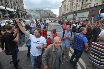 Несанкионированная акция в поддержку блогера, основателя антикоррупционного проекта `РосПил` Алексея Навального, обвиняемого в растрате имущества `Кировлеса` и приговоренного Ленинским судом г.Кирова к пяти годам лишения свободы. Митинг прошел на Манежной площади. На снимке: активисты перекрыли движения на Тверской улице.