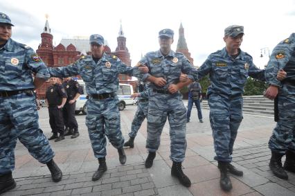 Несанкионированная акция в поддержку блогера, основателя антикоррупционного проекта `РосПил` Алексея Навального, обвиняемого в растрате имущества `Кировлеса` и приговоренного Ленинским судом г.Кирова к пяти годам лишения свободы. Митинг прошел на Манежной площади. На снимке: полицейское оцепление.