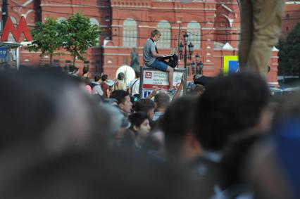 Несанкионированная акция в поддержку блогера, основателя антикоррупционного проекта `РосПил` Алексея Навального, обвиняемого в растрате имущества `Кировлеса` и приговоренного Ленинским судом г.Кирова к пяти годам лишения свободы. Митинг прошел на Манежной площади.