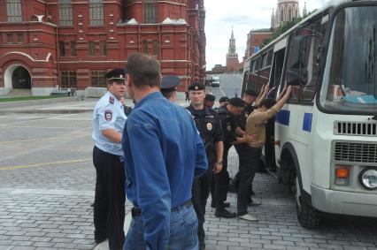 Несанкионированная акция в поддержку блогера, основателя антикоррупционного проекта `РосПил` Алексея Навального, обвиняемого в растрате имущества `Кировлеса` и приговоренного Ленинским судом г.Кирова к пяти годам лишения свободы. Митинг прошел на Манежной площади. На снимке: полицейские сажают активистов в автозак.