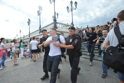 Несанкионированная акция в поддержку блогера, основателя антикоррупционного проекта `РосПил` Алексея Навального, обвиняемого в растрате имущества `Кировлеса` и приговоренного Ленинским судом г.Кирова к пяти годам лишения свободы. Митинг прошел на Манежной площади. На снимке: полицейские задерживают активиста.