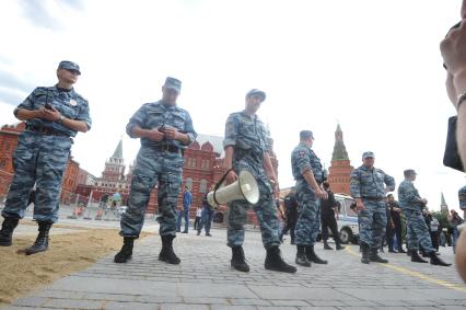 Несанкионированная акция в поддержку блогера, основателя антикоррупционного проекта `РосПил` Алексея Навального, обвиняемого в растрате имущества `Кировлеса` и приговоренного Ленинским судом г.Кирова к пяти годам лишения свободы. Митинг прошел на Манежной площади. На снимке: полицейское оцепление.