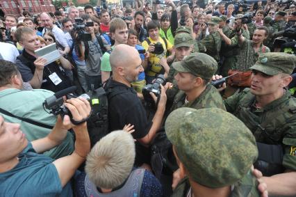 Несанкионированная акция в поддержку блогера, основателя антикоррупционного проекта `РосПил` Алексея Навального, обвиняемого в растрате имущества `Кировлеса` и приговоренного Ленинским судом г.Кирова к пяти годам лишения свободы. Митинг прошел на Манежной площади. Полицейское оцепление. На снимке: фотокорреспондент Глеб Щелкунов (в центре).