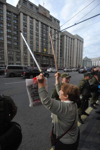 Несанкионированная акция в поддержку блогера, основателя антикоррупционного проекта `РосПил` Алексея Навального, обвиняемого в растрате имущества `Кировлеса` и приговоренного Ленинским судом г.Кирова к пяти годам лишения свободы. Митинг прошел на Манежной площади.