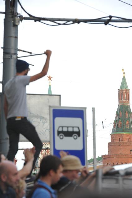 Несанкионированная акция в поддержку блогера, основателя антикоррупционного проекта `РосПил` Алексея Навального, обвиняемого в растрате имущества `Кировлеса` и приговоренного Ленинским судом г.Кирова к пяти годам лишения свободы. Митинг прошел на Манежной площади.