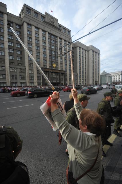 Несанкионированная акция в поддержку блогера, основателя антикоррупционного проекта `РосПил` Алексея Навального, обвиняемого в растрате имущества `Кировлеса` и приговоренного Ленинским судом г.Кирова к пяти годам лишения свободы. Митинг прошел на Манежной площади.