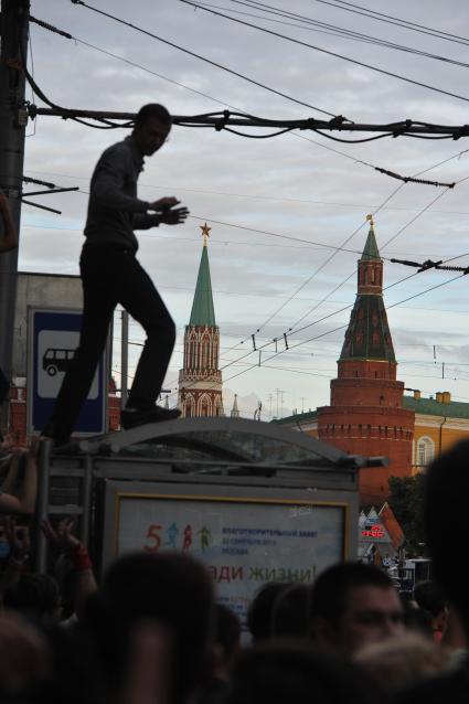 Несанкионированная акция в поддержку блогера, основателя антикоррупционного проекта `РосПил` Алексея Навального, обвиняемого в растрате имущества `Кировлеса` и приговоренного Ленинским судом г.Кирова к пяти годам лишения свободы. Митинг прошел на Манежной площади.