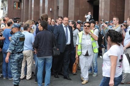 Несанкионированная акция в поддержку блогера, основателя антикоррупционного проекта `РосПил` Алексея Навального, обвиняемого в растрате имущества `Кировлеса` и приговоренного Ленинским судом г.Кирова к пяти годам лишения свободы. Митинг прошел на Манежной площади. На снимке: основатель Общероссийского общественного движения за ускоренную модернизацию страны `Россия, вперёд!` Геннадий Гудков (в центре).