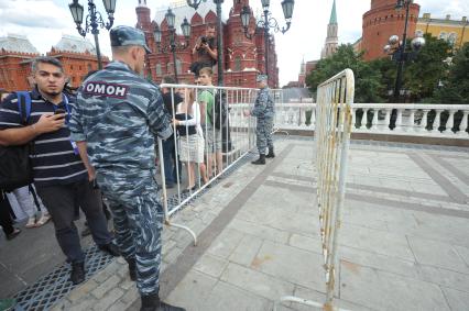 Несанкионированная акция в поддержку блогера, основателя антикоррупционного проекта `РосПил` Алексея Навального, обвиняемого в растрате имущества `Кировлеса` и приговоренного Ленинским судом г.Кирова к пяти годам лишения свободы. Митинг прошел на Манежной площади.