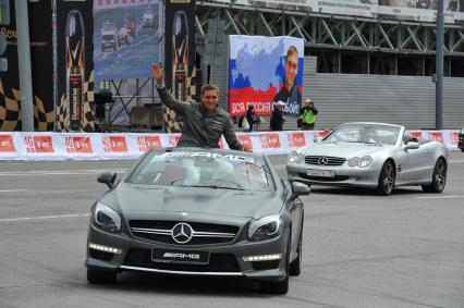 Васильевский спуск. Шоу-заезд в рамках Moscow City Racing. На снимке:  экс-пилот `Формулы-1` Виталий Петров