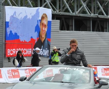 Васильевский спуск. Шоу-заезд в рамках Moscow City Racing. На снимке:  экс-пилот `Формулы-1` Виталий Петров