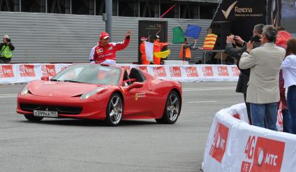 Автошоу Moscow City Racing. День второй. На снимке: пилот команды Ferrari Камуи Кобаяши