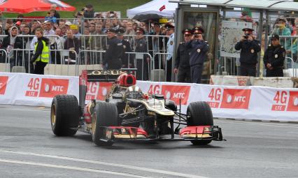 Автошоу Moscow City Racing. День второй. На снимке: гоночный болид команды Lotus F1 Team