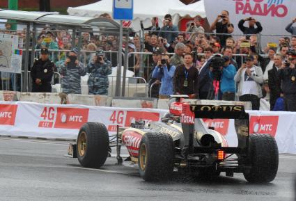 Автошоу Moscow City Racing. День второй. На снимке: гоночный болид команды Lotus F1 Team