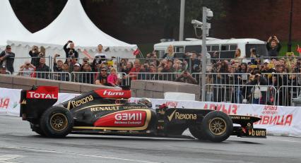 Автошоу Moscow City Racing. День второй. На снимке: гоночный болид команды Lotus F1 Team