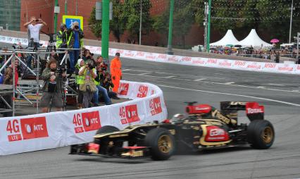 Автошоу Moscow City Racing. День второй. На снимке: гоночный болид команды Lotus F1 Team