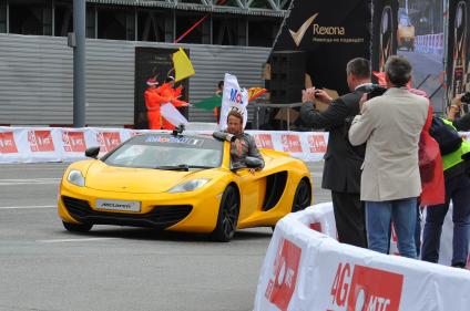 Автошоу Moscow City Racing. День второй. На снимке: пилот команды Vodafone McLaren Mercedes Дженсон Баттон