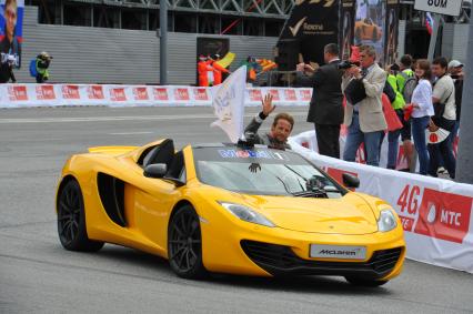 Автошоу Moscow City Racing. День второй. На снимке: пилот команды Vodafone McLaren Mercedes Дженсон Баттон