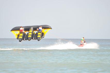 Одесса. На снимке: водный аттракцион - надувной плот Manta Ray.