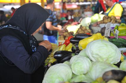 Одесса. Продуктовый рынок. На снимке: продажа овощей.