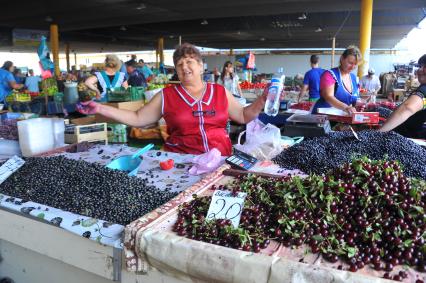 Одесса. Продуктовый рынок. На снимке: продажа черной смородины и вишни.