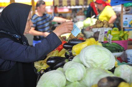 Одесса. Продуктовый рынок. На снимке: продажа овощей.