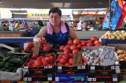 Одесса. Продуктовый рынок. На снимке: продажа овощей.