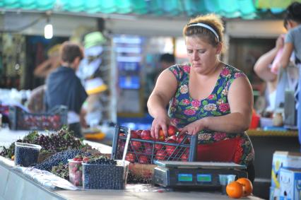 Одесса. Продуктовый рынок. На снимке: продажа ягод и фруктов.