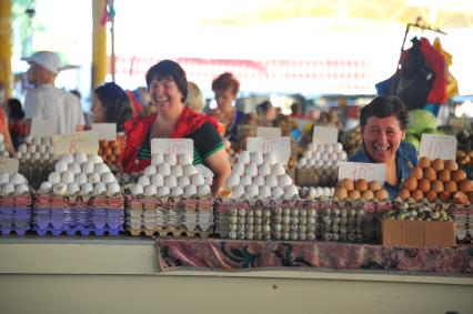 Одесса. Продуктовый рынок. На снимке: продажа куриных яиц.