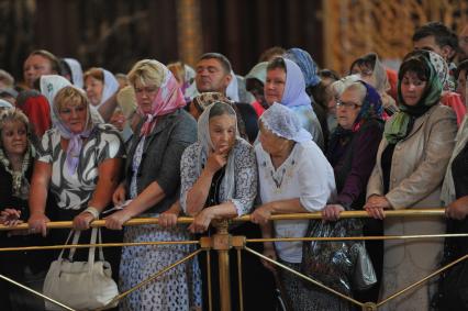 Крест апостола Андрея Первозванного в Храме Христа Спасител. На снимке: верущие в храме.