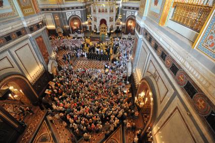 Крест апостола Андрея Первозванного в Храме Христа Спасител. На снимке: паломники в храме.