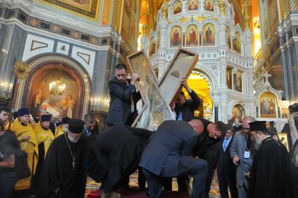 Крест апостола Андрея Первозванного в Храме Христа Спасител. На снимке: церемония встречи креста Андрея Первозванного в Храме Христа Спасителя в Москве, который доставлен из православного собора греческого города Патры.