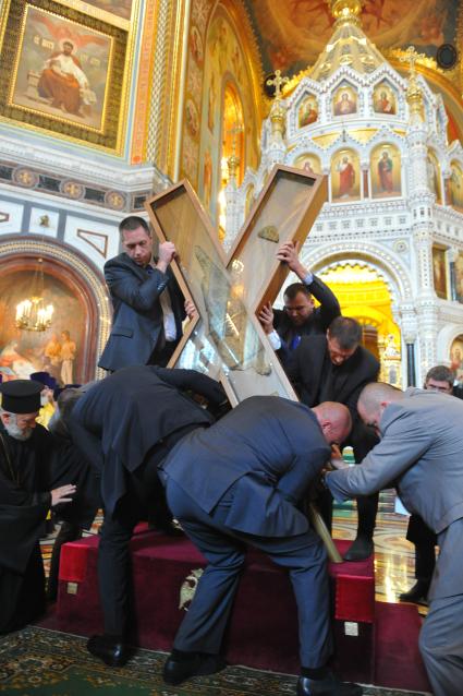 Крест апостола Андрея Первозванного в Храме Христа Спасител. На снимке: церемония встречи креста Андрея Первозванного в Храме Христа Спасителя в Москве, который доставлен из православного собора греческого города Патры.