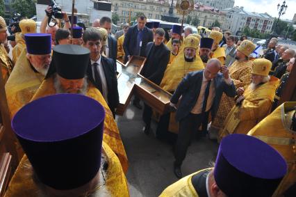 Крест апостола Андрея Первозванного в Храме Христа Спасител. На снимке: церемония встречи креста Андрея Первозванного в Храме Христа Спасителя в Москве, который доставлен из православного собора греческого города Патры.