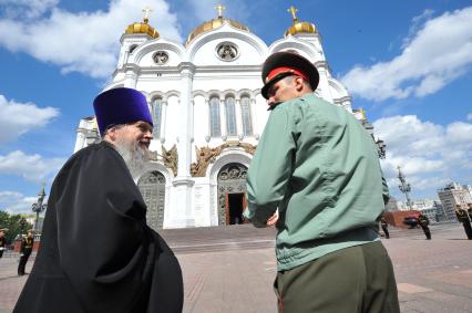 Храм Христа Спасителя. На снимке: священник и офицер.