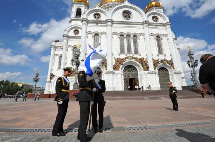 Военнослужащие с флагом  ВМС России у Храма Христа Спасителя.