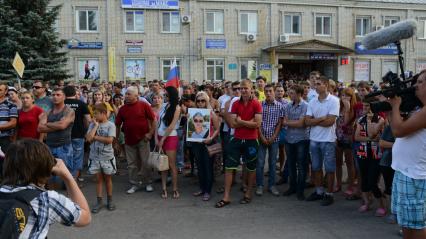 Пугачёв. Митинг местных жителей, вызванный убийством Руслана Маржанова приезжим чеченцем Али Назировым. На снимке: жительница города держит портрет Руслана Маржанова.