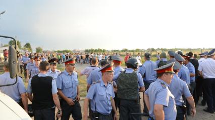 Пугачёв. Митинг местных жителей, вызванный убийством Руслана Маржанова приезжим чеченцем Али Назировым.